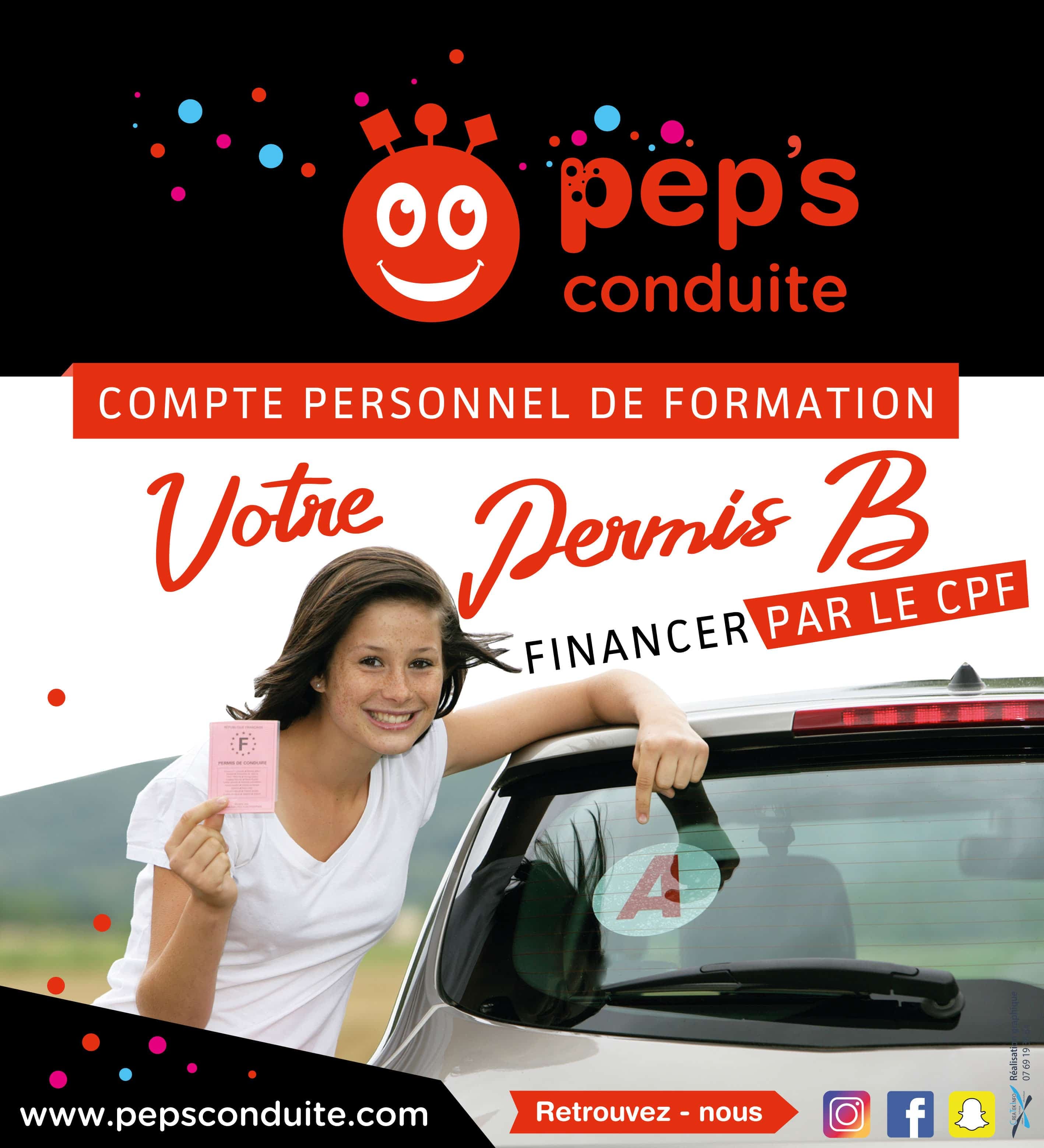 Jeune conductrice montrant son permis